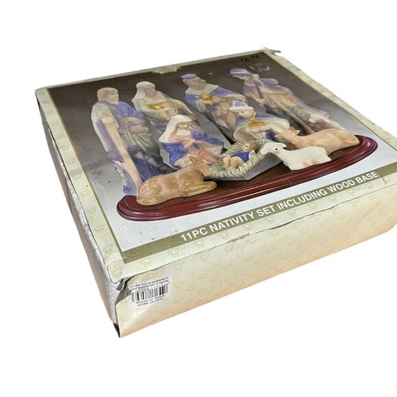 Vintage 11-Piece Nativity Set‎ With Wood Base By Crown Accents - Picture 14 of 16